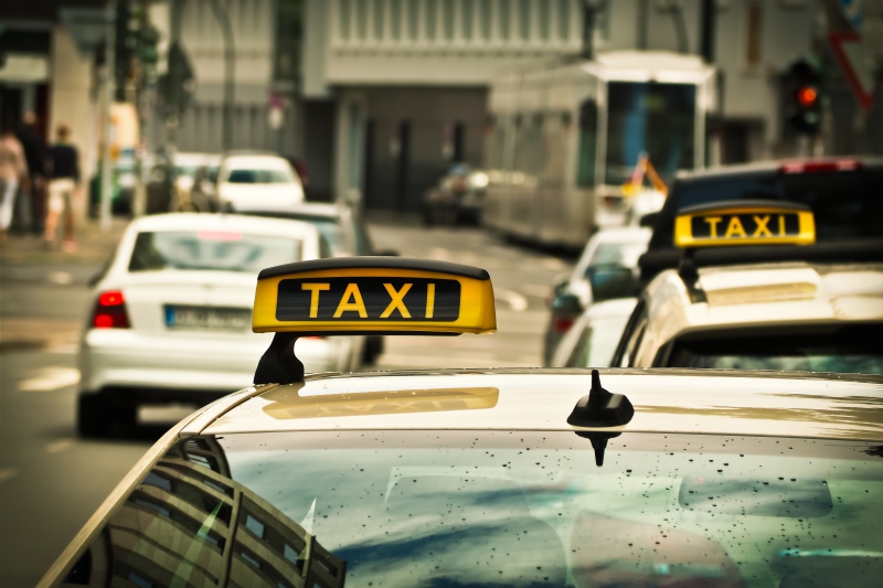 taxis-COTIGNAC-min_road-traffic-car-glass-driving-city-583084-pxhere.com