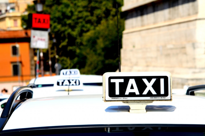 taxis-COTIGNAC-min_taxi_auto_rome_road_white-1051610